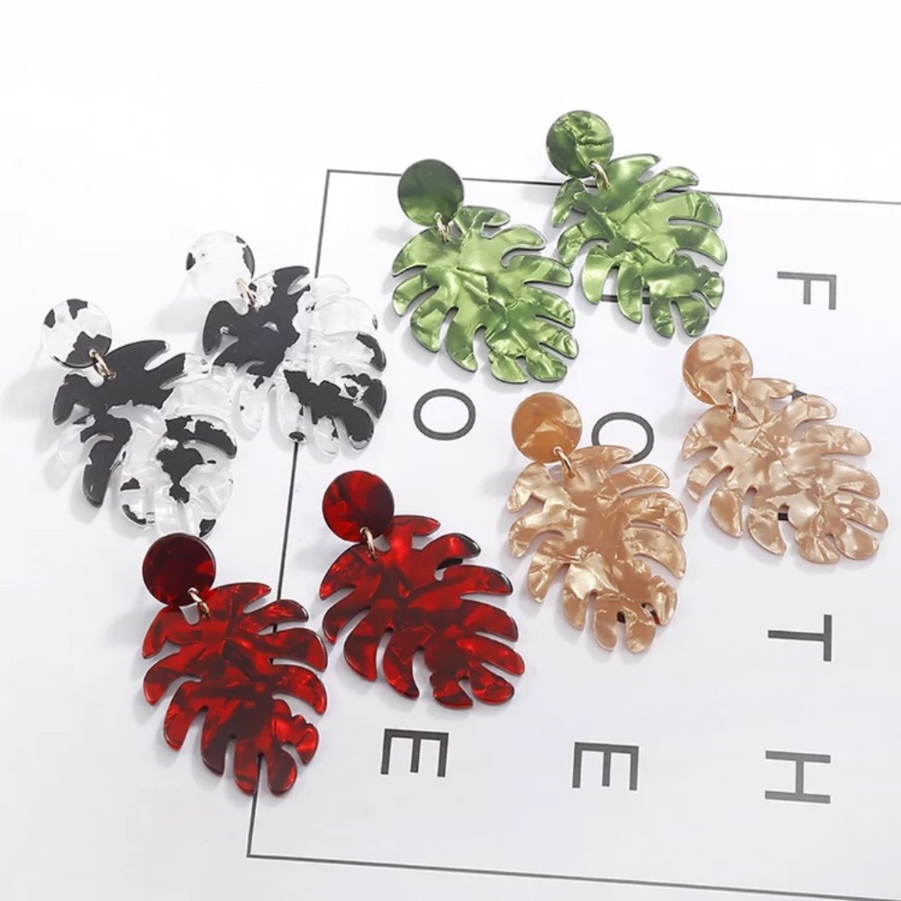 BOGO FREE Green leaf acrylic dangle earrings 🍃🌿 - Picture 2 of 5